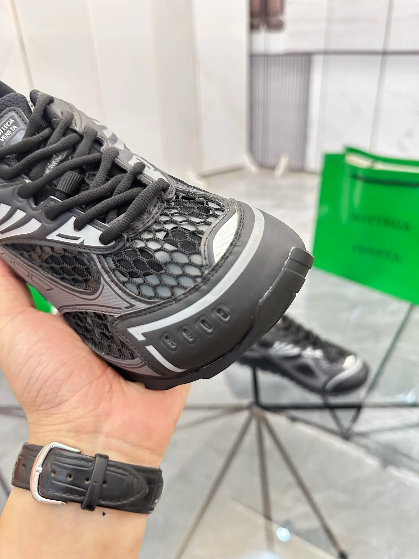 Factory men's shoes 💰: 620💰 (top version) BV Orbit sneakers Wang Yibo's same style couple's dad shoes Runner sneakers, made of lightweight technical mesh fabric. Matched with geometric pattern designed rubber outsole Wang Zha series high version Look for the package craftsmanship The actual height is much higher, but the legs are still slim. Very nice and playable and durable Matching to the standard 💯 Package shoe technology Look for the high version The outsole is made of color-blocked TPU outsole Women's model 35 36 37 38 39 40 41 (40 41 customized) Men's model 38 39 40 41 42 43 44 45. (Customized size 38 45.46) No. H345